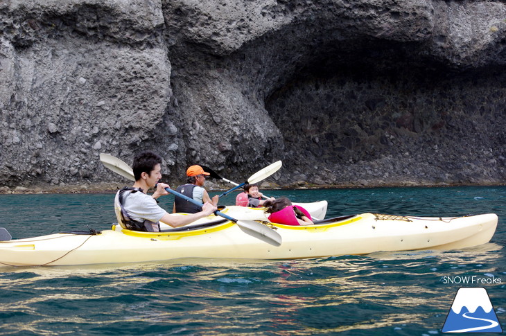 北海道の夏。小樽塩谷海岸からシーカヤックで『青の洞窟』大冒険!!